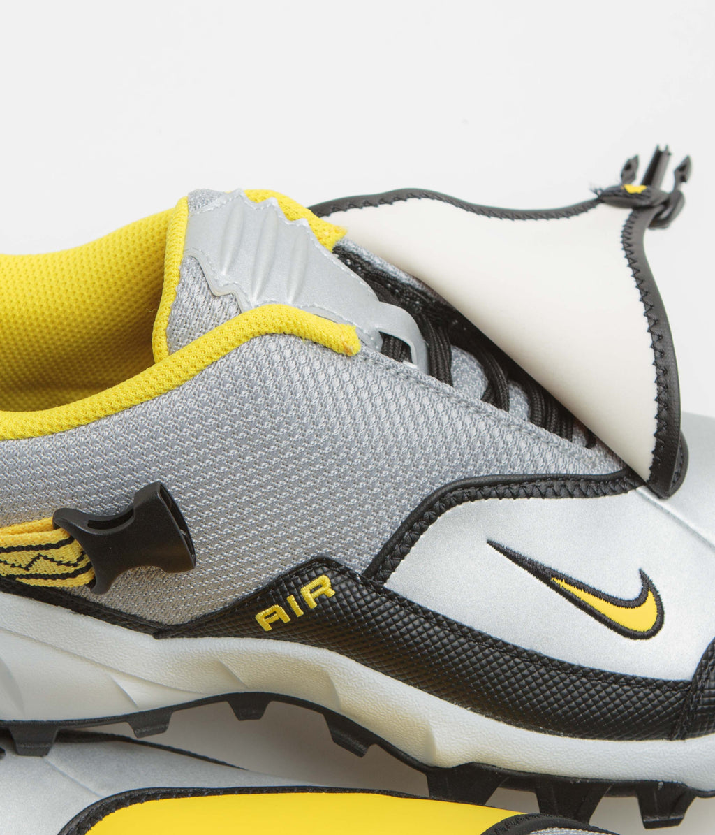 Nike ACG Phassad Shoes - Black / Yellow Zest - Metallic Silver